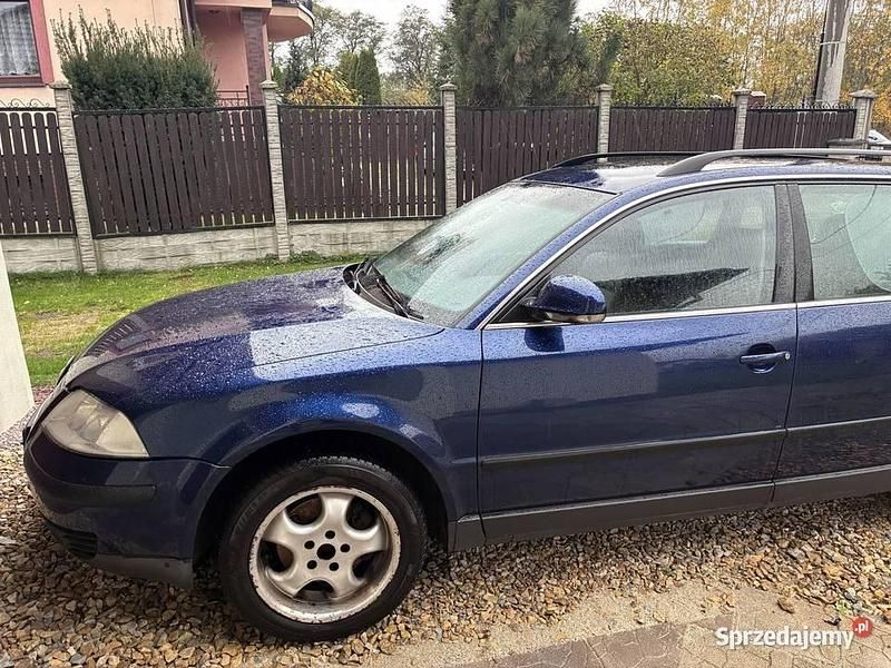 Granatowy Używany 2005 VW Passat Kombi | 11 988 zł (Uczciwa cena) - Obraz 1/4
