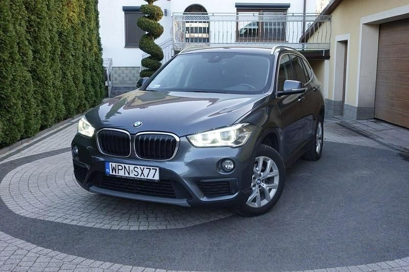 Szary Używany 2017 BMW X1 SUV | 73 900 zł (Uczciwa cena) - Obraz 1/4