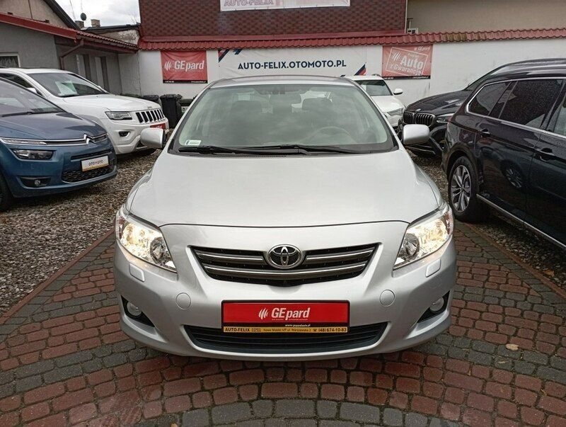 Używany Toyota Corolla 124 KM (91 kW) 2007 Srebrny (metalik) Sedan/Limuzyna