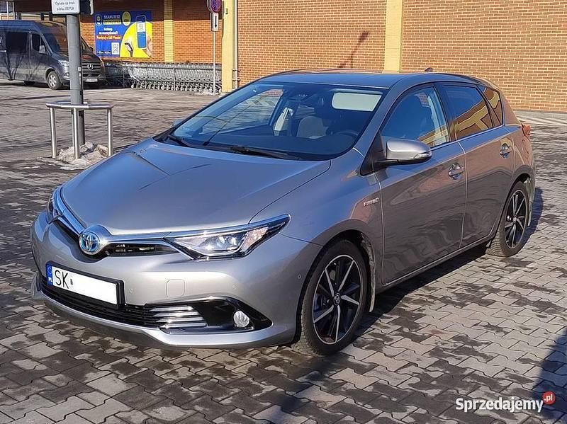 Używany Toyota Auris Hybrid 2017 Srebrny Hatchback