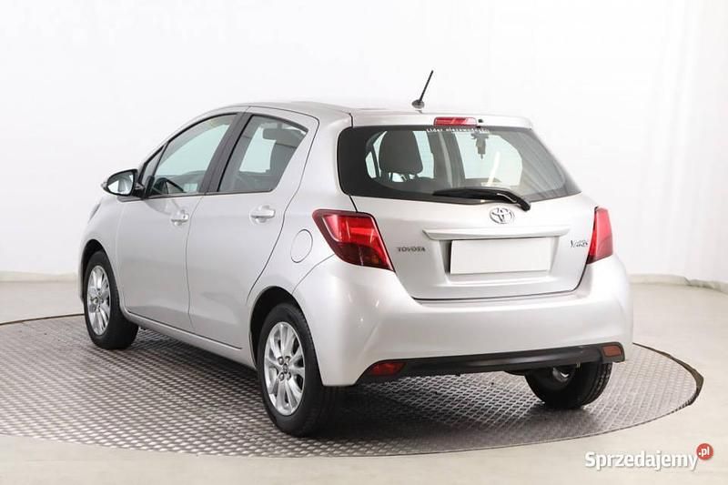 Używany Toyota Yaris 99 KM (72 kW) 2016 Srebrny Hatchback