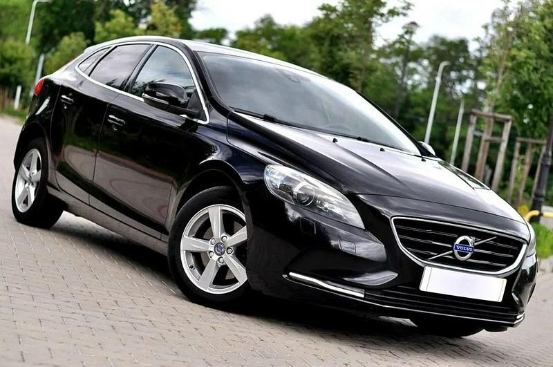 Czarny (metalik) Używany 2015 Volvo V40 Kombi | 34 900 zł (Uczciwa cena) - Obraz 1/4