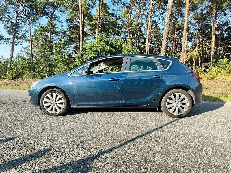 Używany Opel Astra 120 KM (88 kW) 2011 Niebieski Hatchback