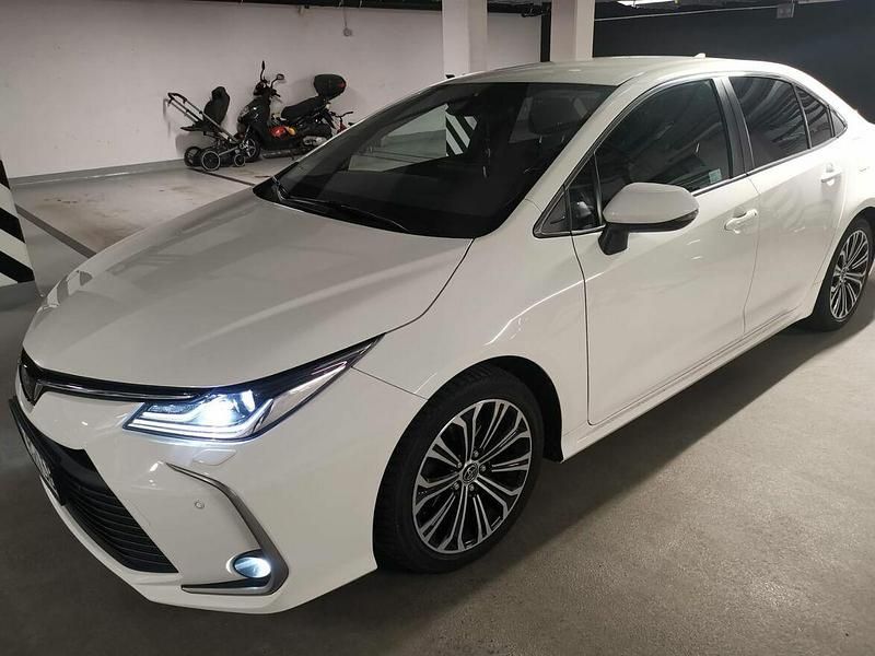 Używany Toyota Corolla Premium 132 KM (97 kW) 2019 Biały Sedan/Limuzyna