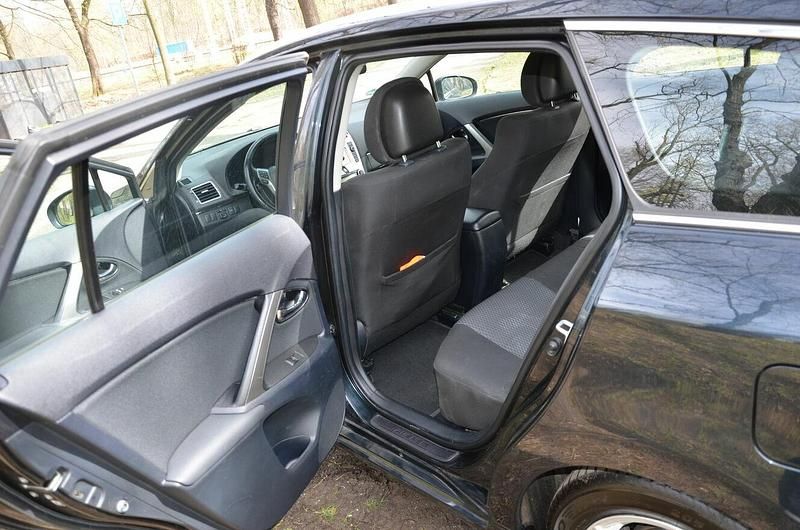 Używany Toyota Avensis 2011 Inny kolor Kombi