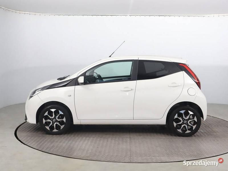 Używany Toyota Aygo 72 KM (52 kW) 2020 Biały Hatchback