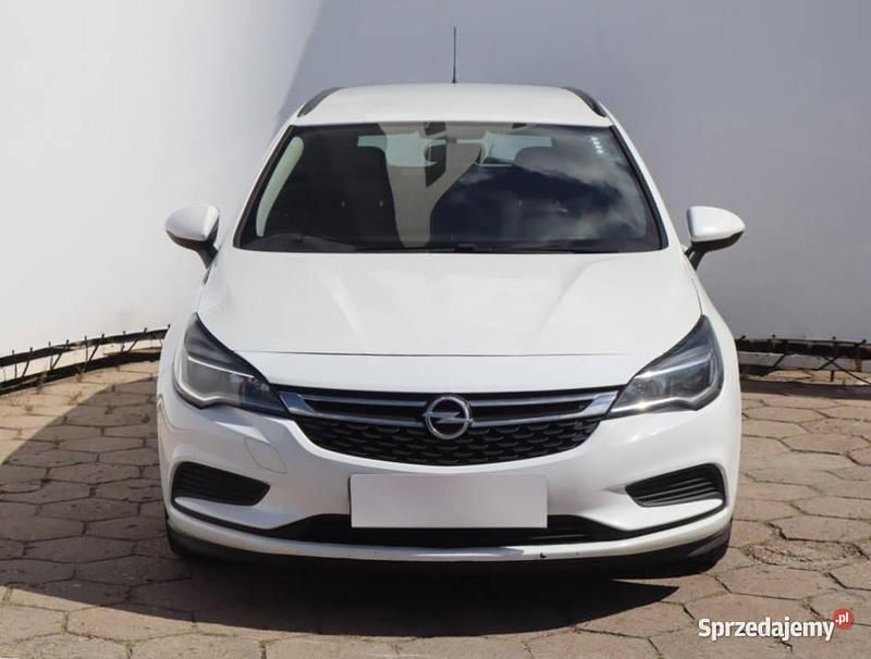 Biały Używany 2018 Opel Astra Kombi | 36 999 zł - Obraz 1/4
