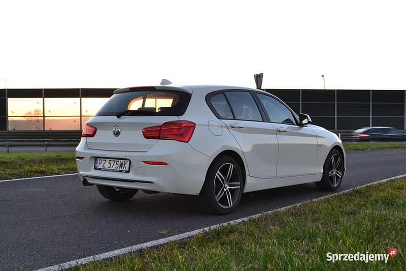 Biały Używany 2017 BMW 118 Sport Line Hatchback | 58 000 zł (Uczciwa cena) - Obraz 1/4