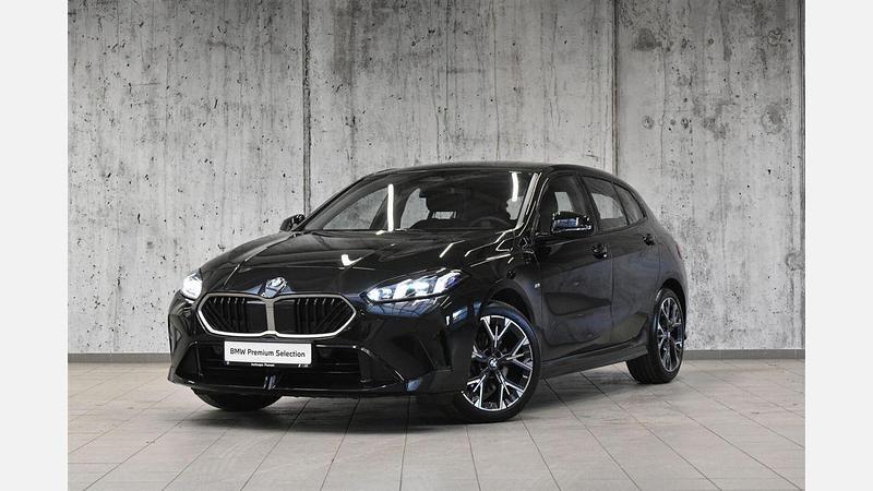 Używany BMW 118 Shadowline 150 KM (110 kW) 2025 Czarny szafir metalizowany Hatchback