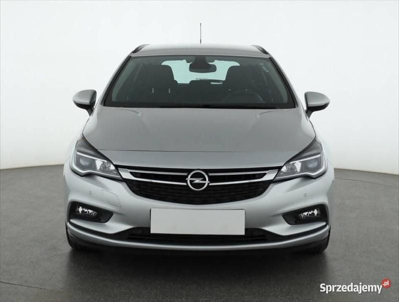 Srebrny Używany 2018 Opel Astra Kombi | 41 499 zł (Uczciwa cena) - Obraz 1/4