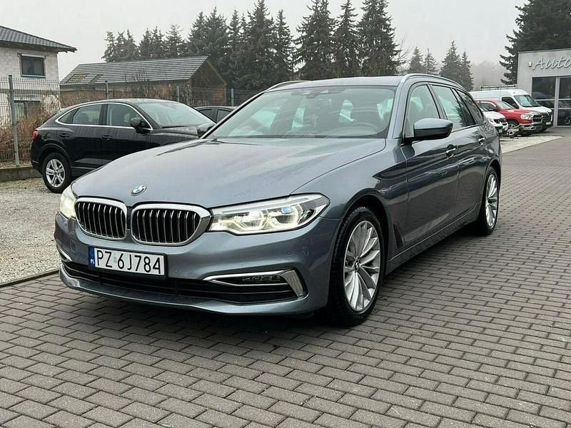 Niebieski (metalik) Używany 2020 BMW 520 Luxury Line Kombi | 89 900 zł - Obraz 1/4