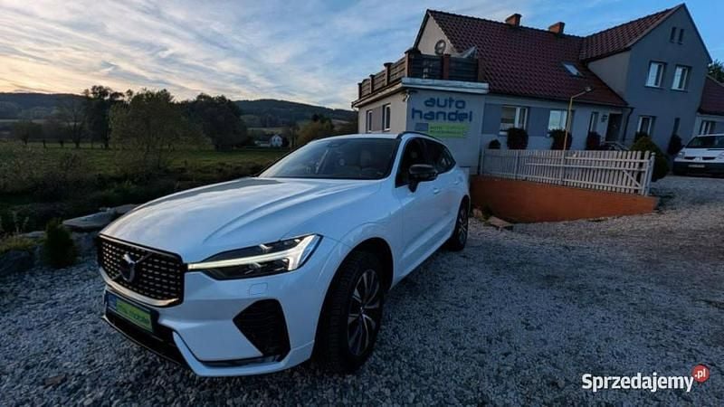 Biały Używany 2023 Volvo XC60 R-Design SUV | 163 900 zł (Uczciwa cena) - Obraz 1/4