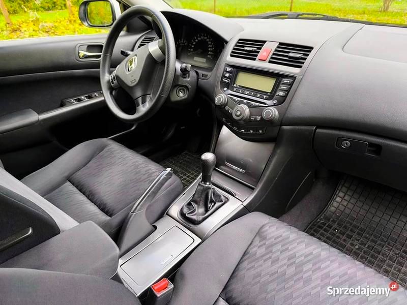 Używany Honda Accord 2005 Srebrny Sedan/Limuzyna