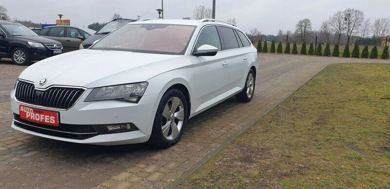Biały Używany 2017 Skoda Superb Kombi | 45 900 zł (Super Cena) - Obraz 1/4