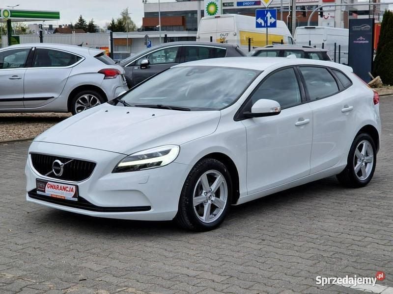Używany Volvo V40 Business Edition 120 KM (88 kW) 2017 Biały Hatchback