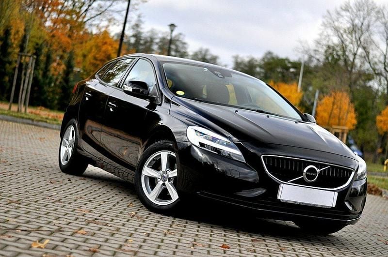 Używany Volvo V40 120 KM (88 kW) 2017 Czarny (metalik, perła) Hatchback