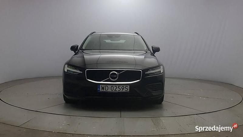 Używany Volvo V60 Momentum 197 KM (144 kW) 2021 Czarny Kombi