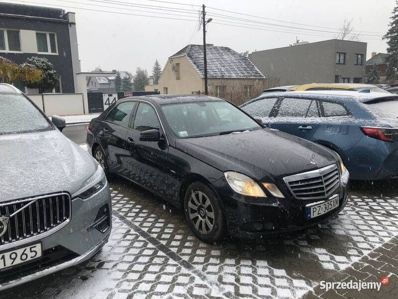 Czarny Używany 2010 Mercedes E200 Sedan/Limuzyna | 32 000 zł - Obraz 1/4