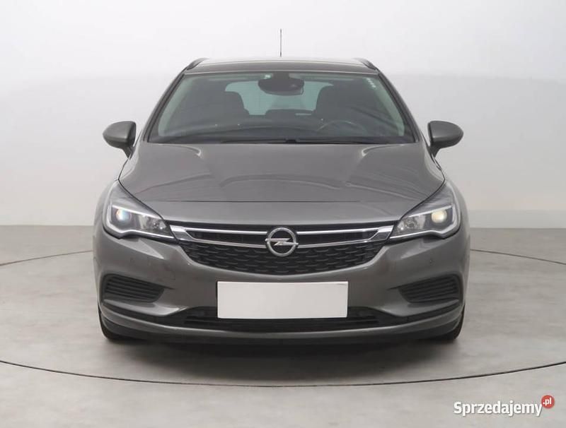 Szary Używany 2019 Opel Astra Kombi | 31 999 zł (Uczciwa cena) - Obraz 1/4