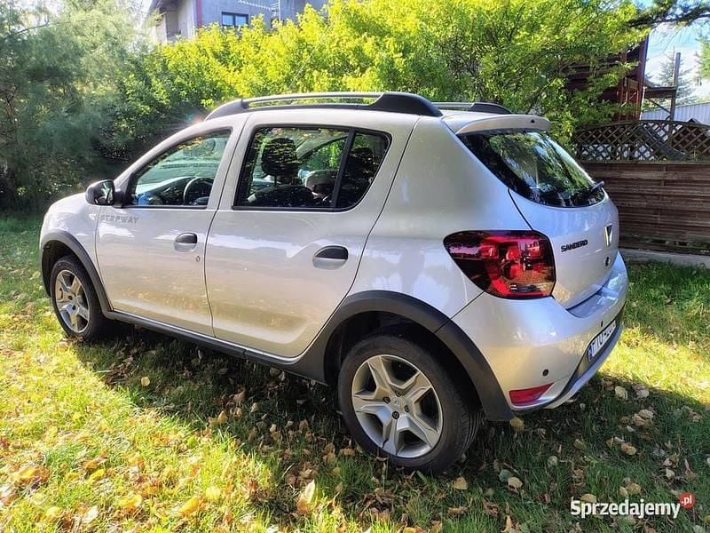 Używany Dacia Sandero Stepway 90 KM (66 kW) 2017 Srebrny Hatchback