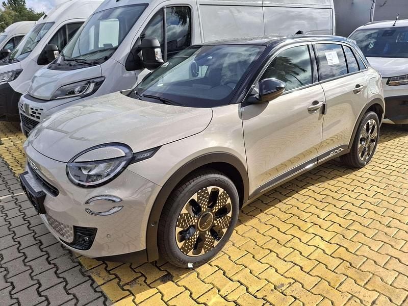 Nowe Fiat 600 La Prima 110 KM (80 kW) 2025 Lakier metalizowany kremowy cappucino z dachem w kolorze czarny cinema SUV