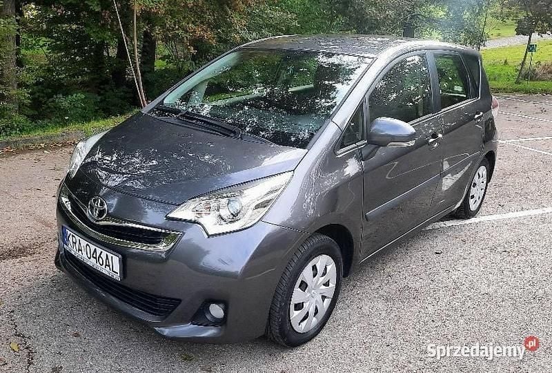 Szary Używany 2015 Toyota Verso-S Minivan | 34 900 zł - Obraz 1/4