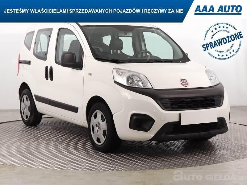 Biały Używany 2019 Fiat Qubo Trekking Minivan | 26 499 zł - Obraz 1/4