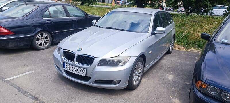 Srebrny Używany 2009 BMW 318 Kombi | 14 900 zł (Dobra cena) - Obraz 1/4