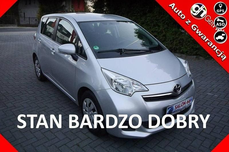 Srebrny Używany 2012 Toyota Verso-S Minivan | 19 500 zł - Obraz 1/4