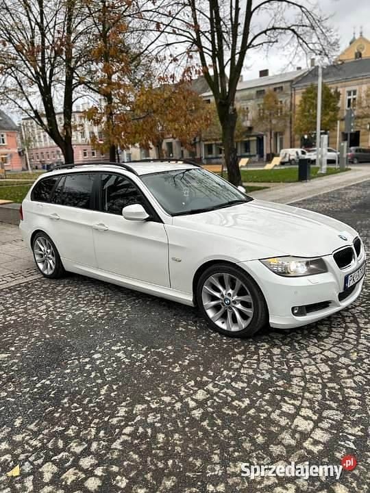 Biały Używany 2010 BMW 318 Kombi | 21 700 zł (Uczciwa cena) - Obraz 1/4