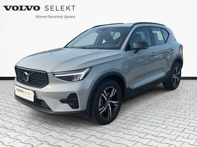 Szary Używany 2025 Volvo XC40 SUV | 168 900 zł (Uczciwa cena) - Obraz 1/4