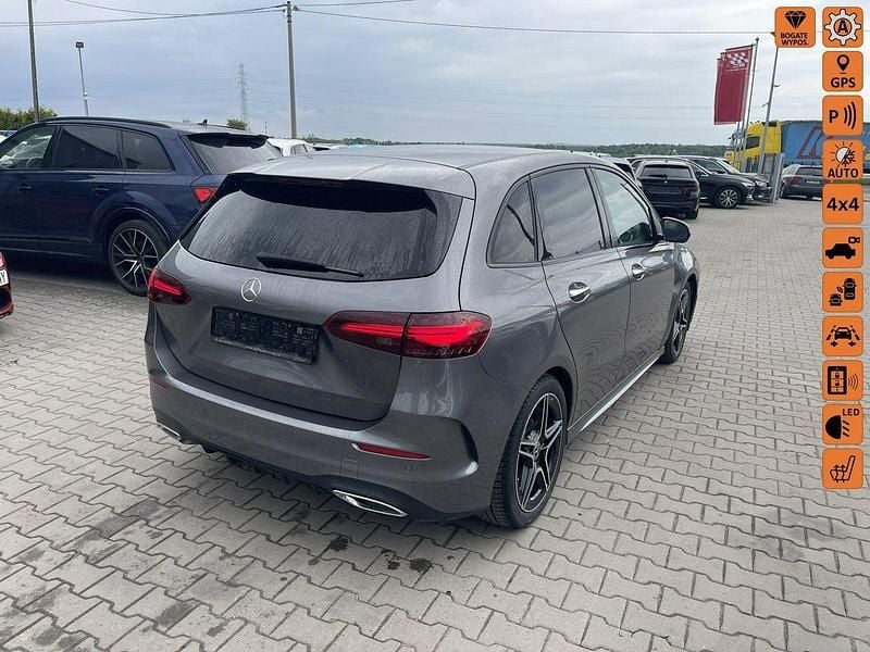 Grafitowy (metalik, perła) Używany 2023 Mercedes B220 Minivan | 76 900 zł - Obraz 1/4