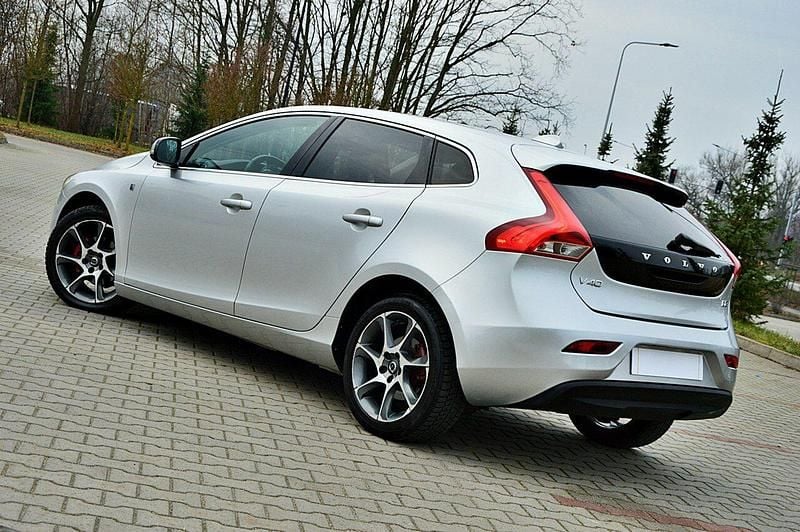 Używany Volvo V40 Ocean Race 120 KM (88 kW) 2016 Srebrny (metalik) Hatchback