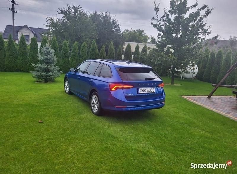 Niebieski Używany 2023 Skoda Octavia Ambition Kombi | 103 000 zł - Obraz 1/4