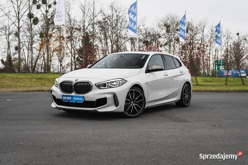 Biały Używany 2023 BMW M135 Hatchback | 141 999 zł - Obraz 1/4