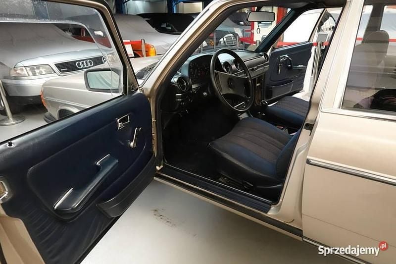 Używany Mercedes 240 1978 Złoty Sedan/Limuzyna