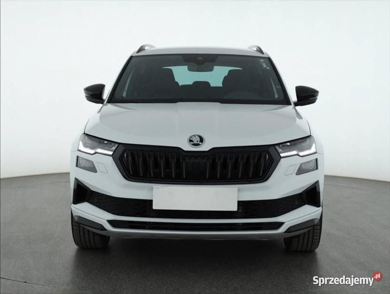 Biały Używany 2023 Skoda Karoq SUV | 141 999 zł (Drogi) - Obraz 1/4
