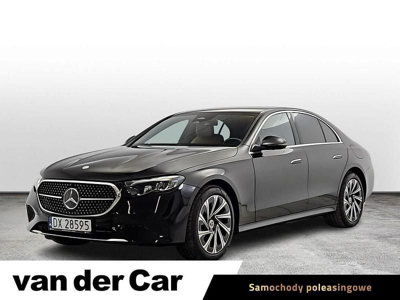 Czarny (metalik) Używany 2024 Mercedes E300 Sedan/Limuzyna | 244 900 zł - Obraz 1/4