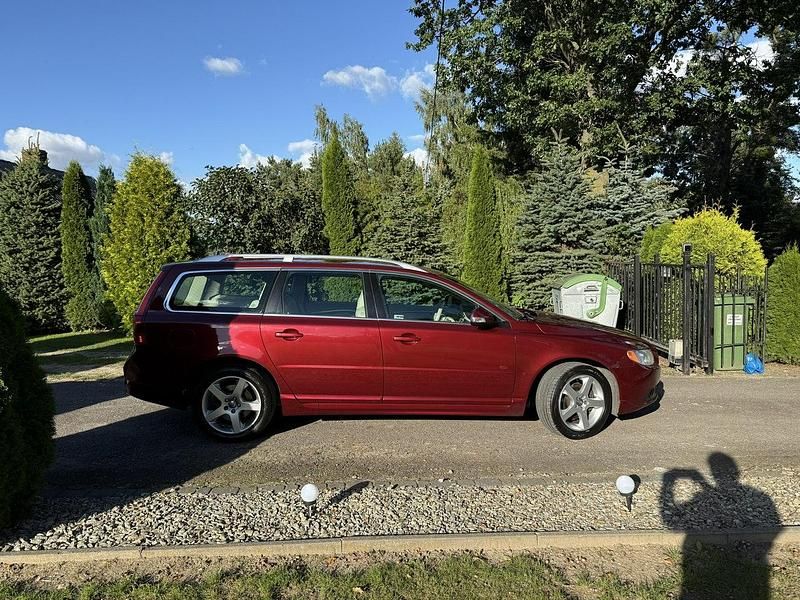Używany Volvo V70 145 KM (106 kW) 2009 Bordowy (metalik) Kombi