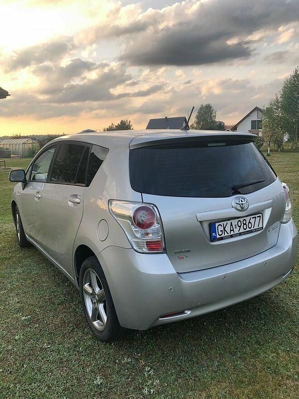 Używany Toyota Verso 147 KM (108 kW) 2009 Srebrny Minivan
