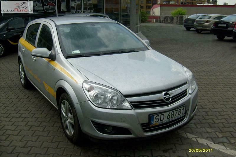 Używany Opel Astra Enjoy 90 KM (66 kW) 2009 Srebrny (metalik) Hatchback