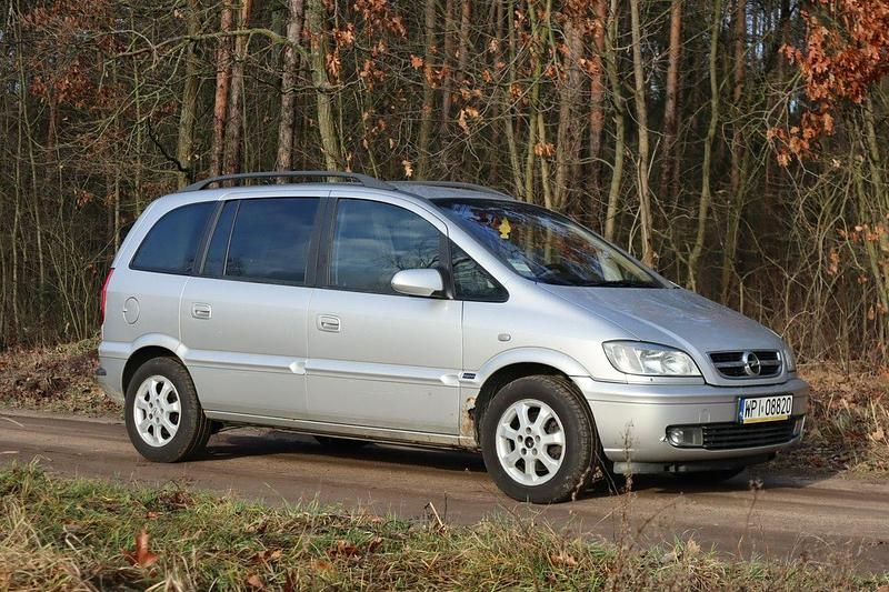 Srebrny Używany 2004 Opel Zafira Minivan | 3500 zł (Dobra cena) - Obraz 1/4