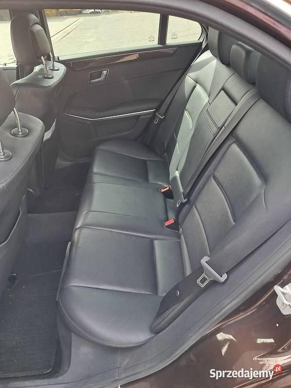 Używany Mercedes E220 2010 Brązowy Sedan/Limuzyna