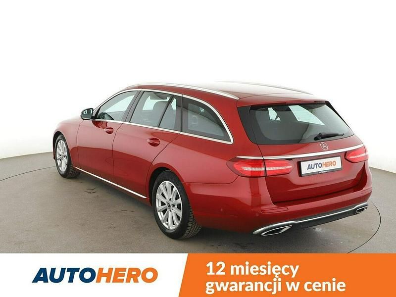 Używany Mercedes E220 195 KM (143 kW) 2019 Czerwony Kombi