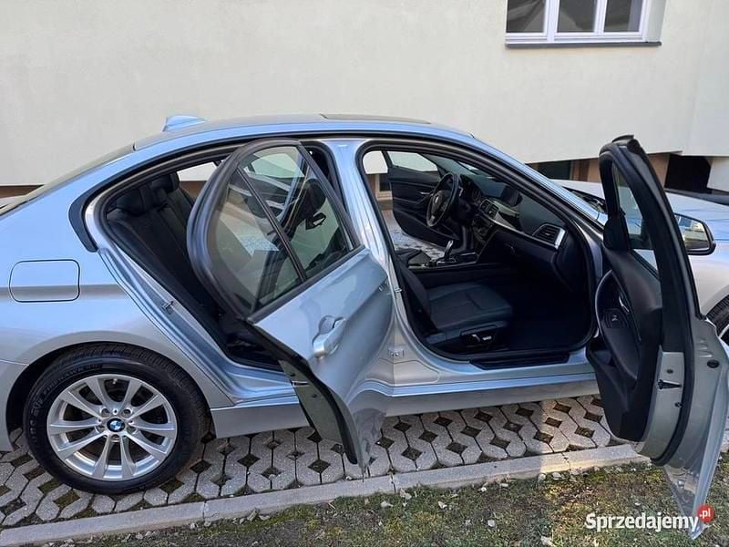 Używany BMW 320 184 KM (135 kW) 2018 Srebrny Sedan/Limuzyna