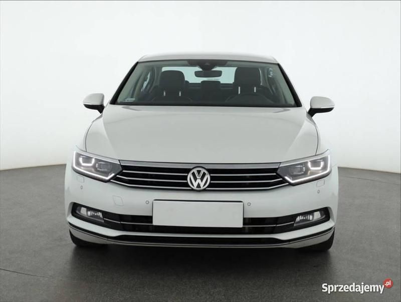 Biały Używany 2017 VW Passat Sedan/Limuzyna | 51 499 zł (Dobra cena) - Obraz 1/4