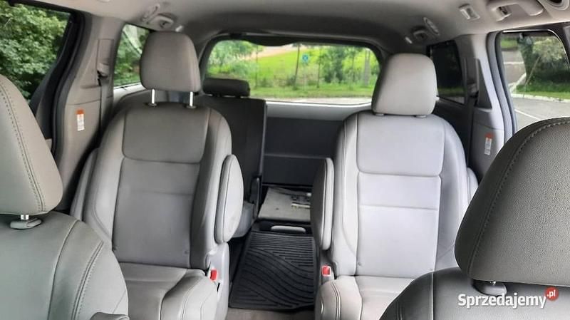 Szary Używany 2017 Toyota Sienna Minivan | 84 900 zł - Obraz 1/4