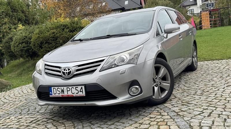 Szary metalik Używany 2014 Toyota Avensis Kombi | 43 900 zł (Uczciwa cena) - Obraz 1/4