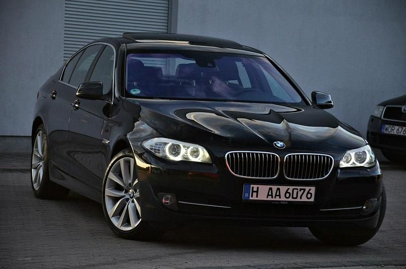 Czarny (metalik, perła) Używany 2011 BMW 520 Sedan/Limuzyna | 46 900 zł (Dość drogi) - Obraz 1/4
