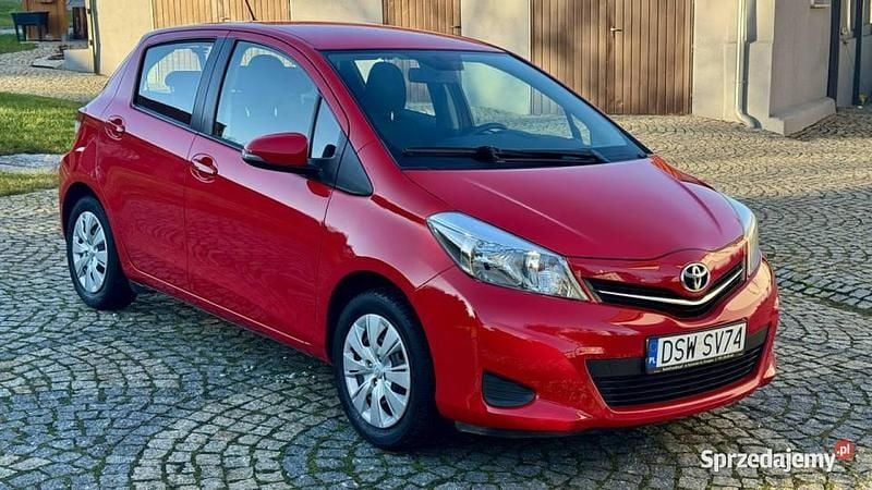 Czerwony (metalik) Używany 2014 Toyota Yaris Hatchback | 28 900 zł (Uczciwa cena) - Obraz 1/4